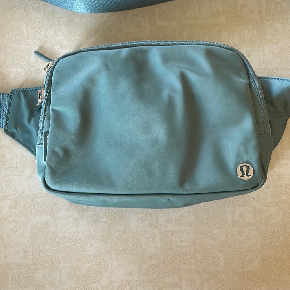 Lululemon everywhere  belt bag 2L